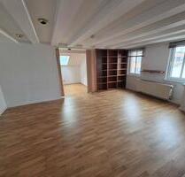 Wände werden noch gestrichen! Helle 2-Zimmer-Dachgeschosswohnung in Offenbach am Main