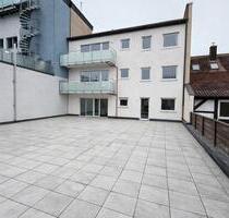 Kernsanierte 3-Zimmer-Wohnung mit 200qm Dachterrasse in Neustadt a.d. Aisch - Neustadt an der Aisch