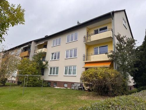 Foto - Fernsicht inklusive - 3 Zimmer, Küche, neues Bad & Balkon in Baunatal - frei ab 01.12.2025