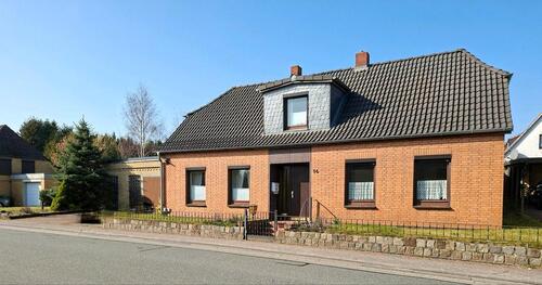 Foto - Einfamilienhaus mit Garage und kleinem Garten. Keine Maklergebühr