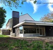 Wohnhaus mit Garten und Garage + Gewerbefläche in Kalkar