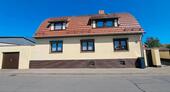 Foto - Freistehendes Ein - Zweifamilienhaus mit Garagen und Gartenhaus