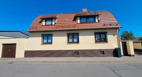 Foto - Freistehendes Ein - Zweifamilienhaus mit Garagen und Gartenhaus