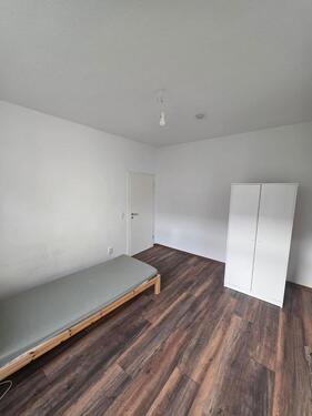 Foto - Verfügbares Zimmer in 3-Raum Wohngemeinschaft (voll möbliert)
