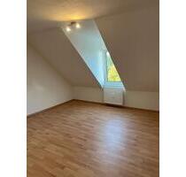 Helle Daschgeschosswohnung mit 2 Zimmern und EBK in Nied - Frankfurt am Main