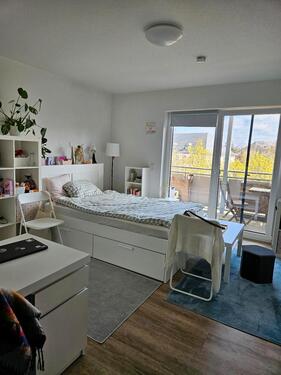 Foto - Modernes Frauen WG-Zimmer mit eigenem WC & Balkon