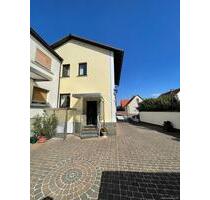 Wohnen wie im Eigenheim! 3-Zimmerwohnung in Bauweise eines Hauses. Bitte Texte lesen! - Karben