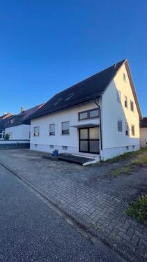 Foto - Ein-Zweifamilienhaus mit großem Garten