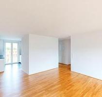 Hervorragende Anbindung und ruhige Lage: 4 Zimmer mit Balkon zum grünen Innenhof - Frankfurt am Main Nord-Ost