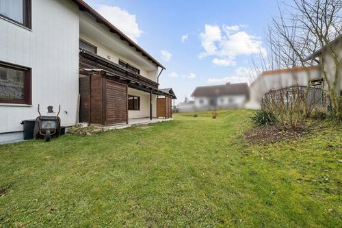 Foto - Großzügige Erdgeschosswohnung mit Terrasse, großem Garten und Garage in ruhiger Lage