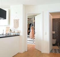 Neuwerte Wohnung mit 2 Zimmern sowie Balkon und EBK in München