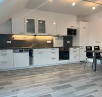 Moderne Dachgeschosswohnung mit Balkon, Aufzug und Garage – sofort bezugsfrei! - Borgholzhausen