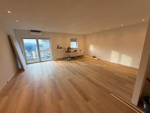 Foto - Renovierte 2 Zimmer DG Wohnung, EBK, Klimaanlage, Aufzug, Balkon