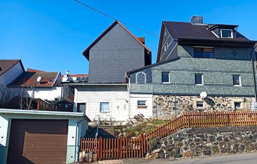 Foto - Natuschieferhaus mit Garten und Garage