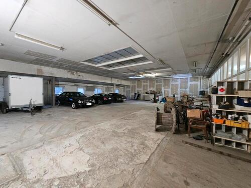 Foto - Stellplatz, Garage, PKW, Oldtimer, kleine Wohnmobile, Motorräder