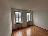 Foto - Die angebotene 3-Zimmer-Wohnung befindet sich in zentraler Lage in Hof und verfügt über eine Wohnfläche von ca. 85 m². Sie liegt im 2. Obergeschoss eines Mehrfamilienhauses. Die Wohnung ist sofort...