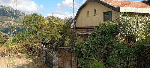 Foto - Ein legales Haus in Montenegro steht zum Verkauf.