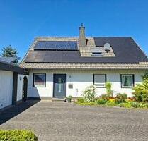Gepflegtes Einfamilienhaus in ruhiger Lage mit 4-fach-Garage - Warstein