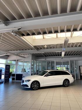 Foto - Helles Glasbüro in modernem Autohaus in Dessau