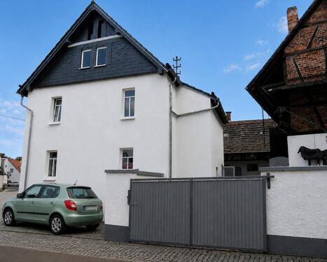 Foto - Wohnhaus mit großem Innenhof, Scheune und Nebengebäuden