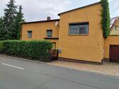 Foto - Einfamilienhaus mit Nebengelass und Garage mit kleinem Grundstück
