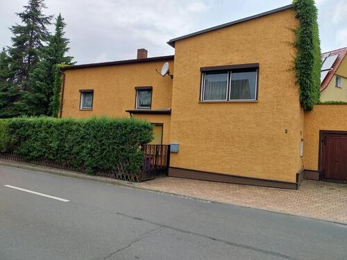 Foto - Einfamilienhaus mit Nebengelass und Garage mit kleinem Grundstück
