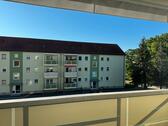 Foto - 2-Raumwohnung mit Balkon im 1. OG inkl. Küchenzeile zusätzlichem Zimmer mit Flur und Gäste-WC im DG und Blick ins Grüne