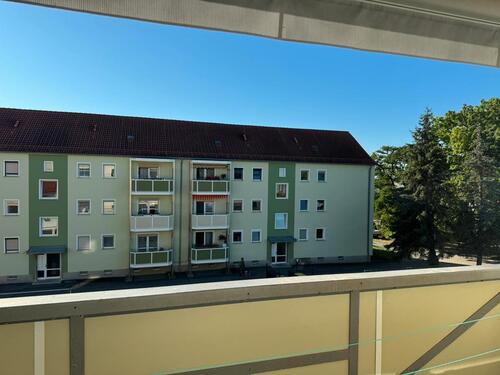 Foto - 2-Raumwohnung mit Balkon im 1. OG inkl. Küchenzeile zusätzlichem Zimmer mit Flur und Gäste-WC im DG und Blick ins Grüne