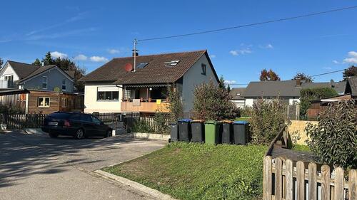 Foto - Haus mit 2 Wohnungen und einer Einliegerwohnung