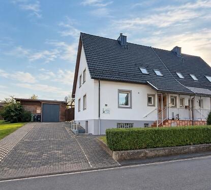 Foto - Doppelhaushälfte mit großem Grundstück & Dachraumfläche