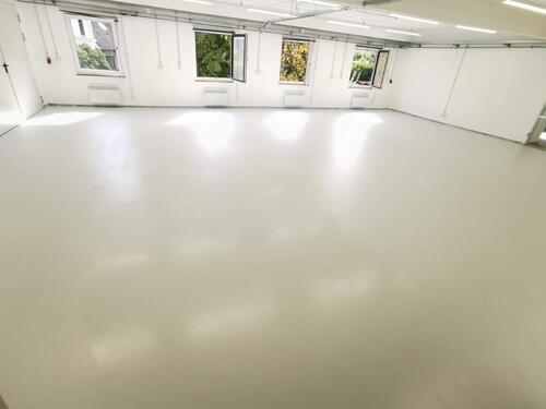 Foto - Helles Büro, Montagefläche mit Lager