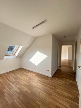 Foto - Größzügige Dachgeschosswohnung mit Balkon - 2 - Zimmer