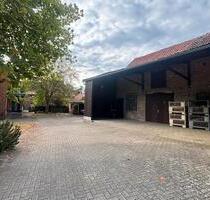 Zweifamilienhaus in Wipshausen mit Nebengebäude, Garagen&Scheune - Edemissen