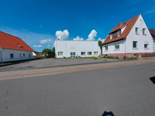 Foto - Gewerbehallen mit Büros und Haus