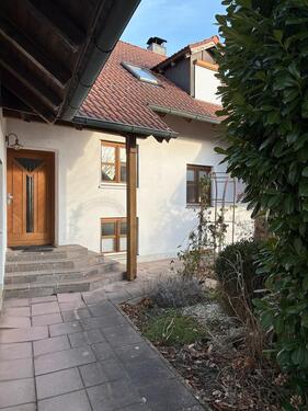 Foto - Großzügige 9,5 Zimmer Wohnung mit Garten und Garage in Loiching.