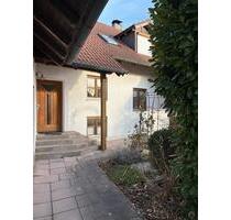 Großzügige 9,5 Zimmer Wohnung mit Garten und Garage in Loiching.