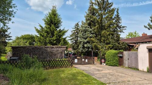Foto - Zuhause mit 4 ZimmernKellerGartenhausPoolgroßem grünen Grund.