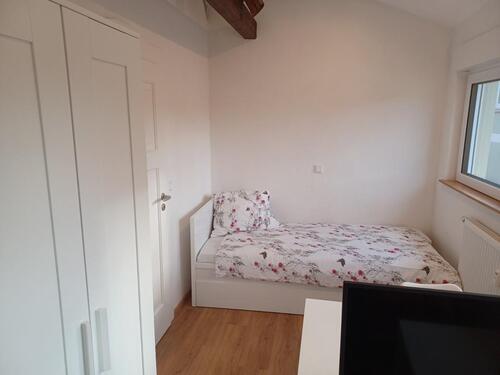 Foto - modernes WG-Zimmer in komplett ausgestatteter WG