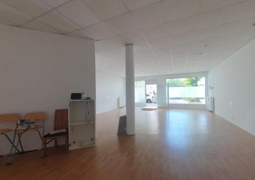 Foto - große Schaufenster + gepflegt --- Büro Praxis Atelier Schulungsräume