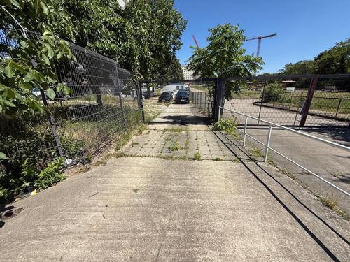 Foto - Autoplatz Kfz Handel Taxi Uber Freifläche Gewerbegrundstück
