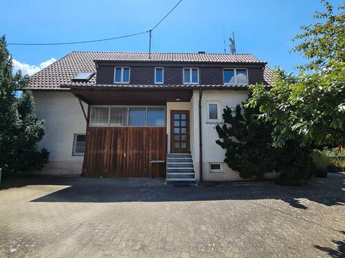 Foto - Freistehendes Ein- Zweifamilienhaus mit Garten und großer Garage