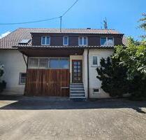 Freistehendes Ein- Zweifamilienhaus mit Garten und großer Garage - Magstadt