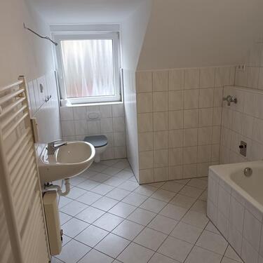 Foto - Renovierte helle 2,5 Zimmer DG-Wohnung zu vermieten