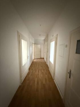 Foto - Großzügige 4 Zimmer Wohnung mit Kamin und Balkon – zentral gelegen