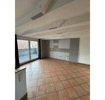 Helle 2-Zimmer-Dachgeschosswohnung mit Balkon & offener Küche – s - Duisburg Essenberg
