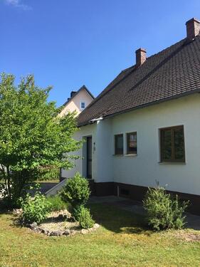 Foto - Freistehendes Einfamilienhaus mit großem Garten