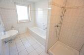 Foto - IDEAL FÜR FAMILIEN: Renovierte 4-Zi-Whg. mit Tageslichtbad, Gäste-WC , Balkon, Parkett uvm.