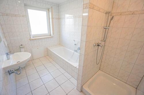 Foto - IDEAL FÜR FAMILIEN: Renovierte 4-Zi-Whg. mit Tageslichtbad, Gäste-WC , Balkon, Parkett uvm.