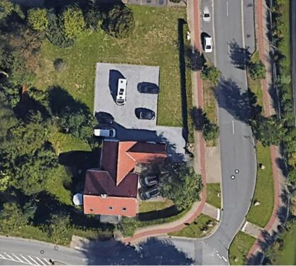 Foto - Wohnen und Arbeiten - Haus- Autohandel- Parkplätze- Büro