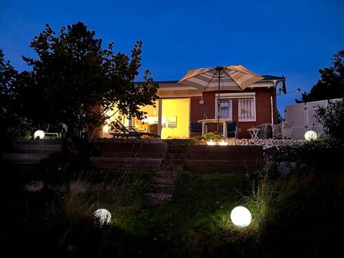 Foto - Kleines Haus am Waldrand mit großen Grundstück. Garage vorhanden.